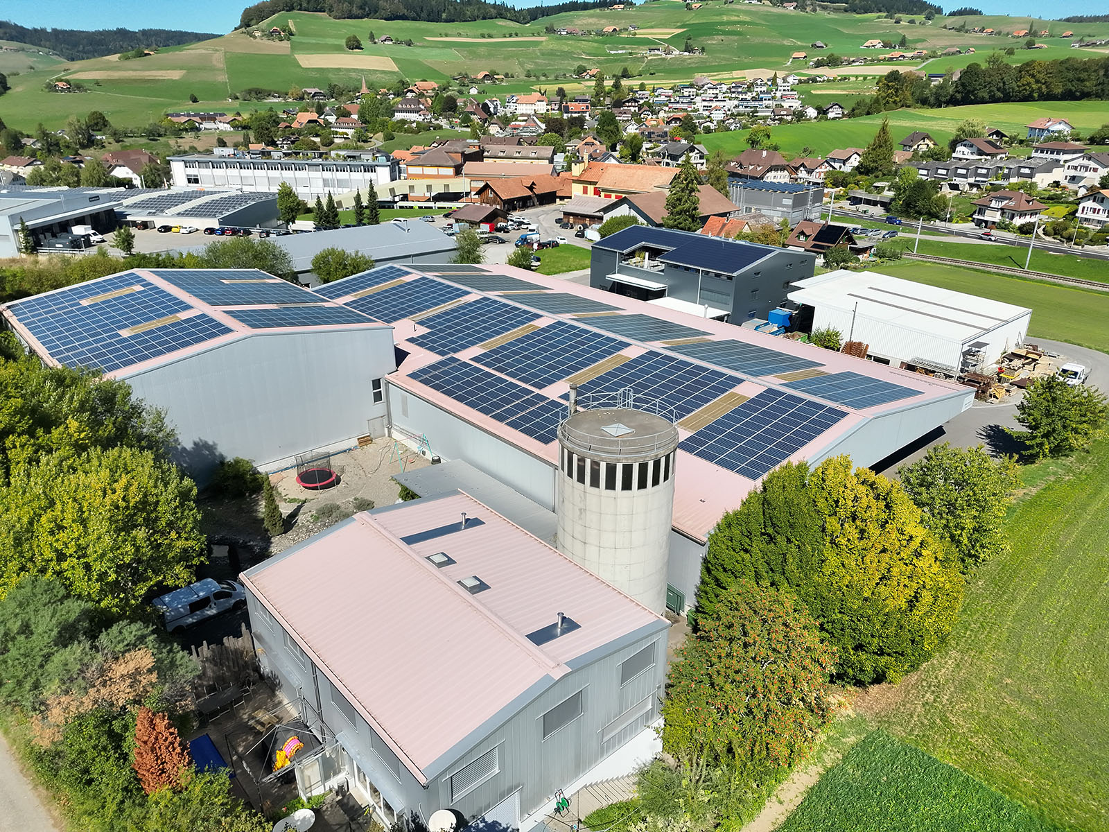 PV-Anlage auf leicht geneigtem Gibeldach auf L-förmigen Gebäude